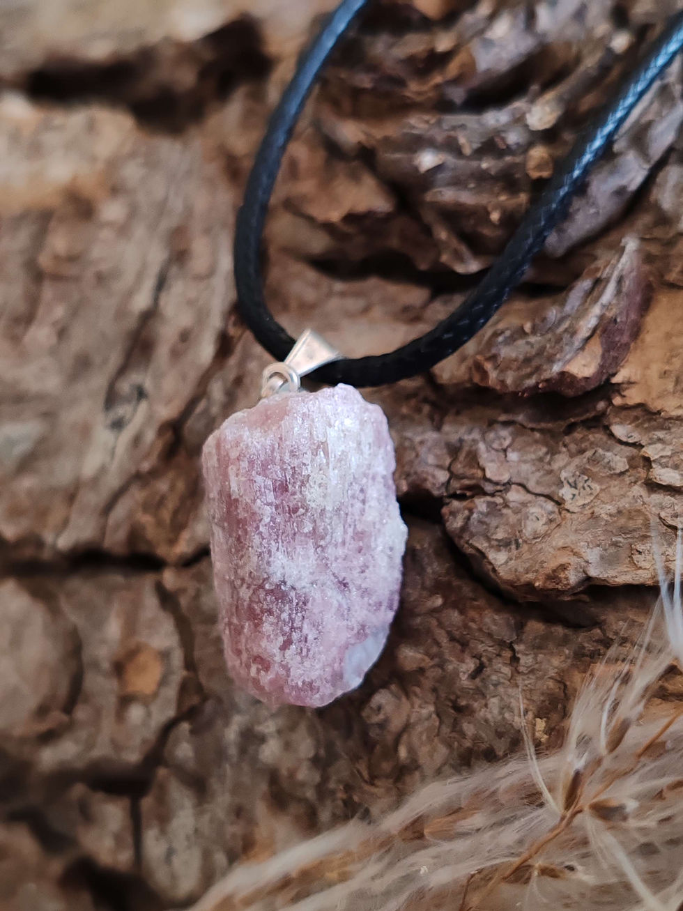 Miniature : pendentif en tourmaline rose brut