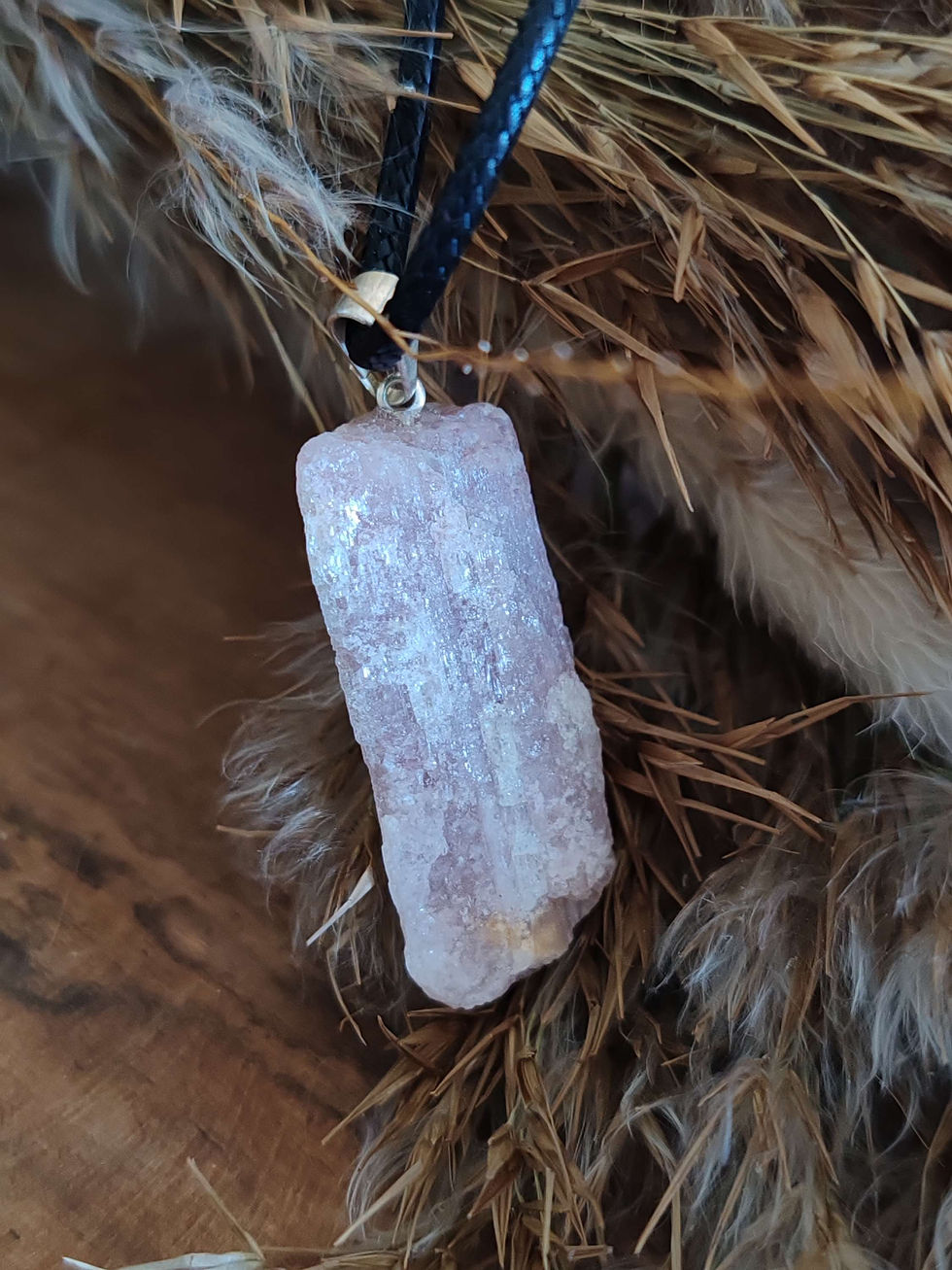 Miniature : pendentif en tourmaline rose sous forme brute