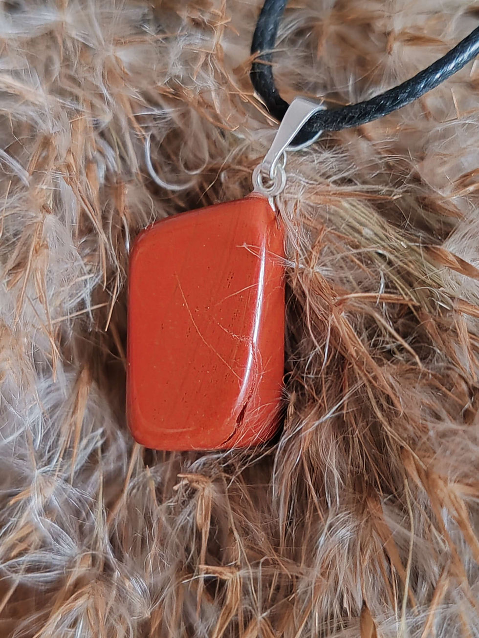 Miniature : pendentif en jaspe rouge
