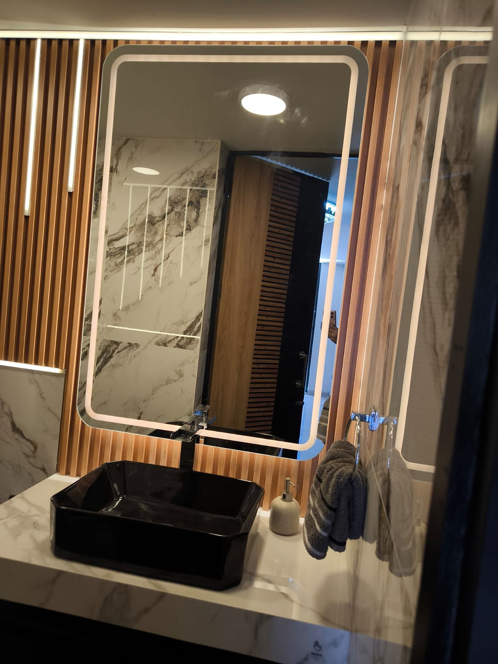 ESPEJO LED TACTIL RECTANGULAR ARENADO VERTICAL