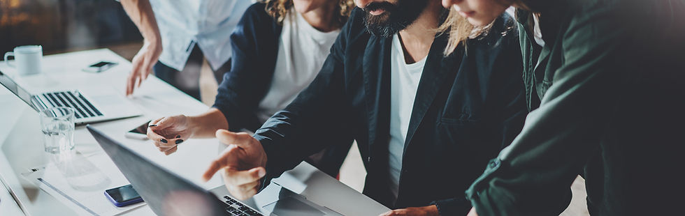 Sesión de lluvia de ideas en equipo