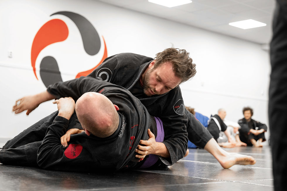 To kampsportutøvere bryter