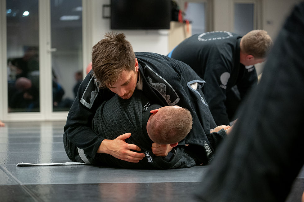 To kampsportutøvere i en brytekamp