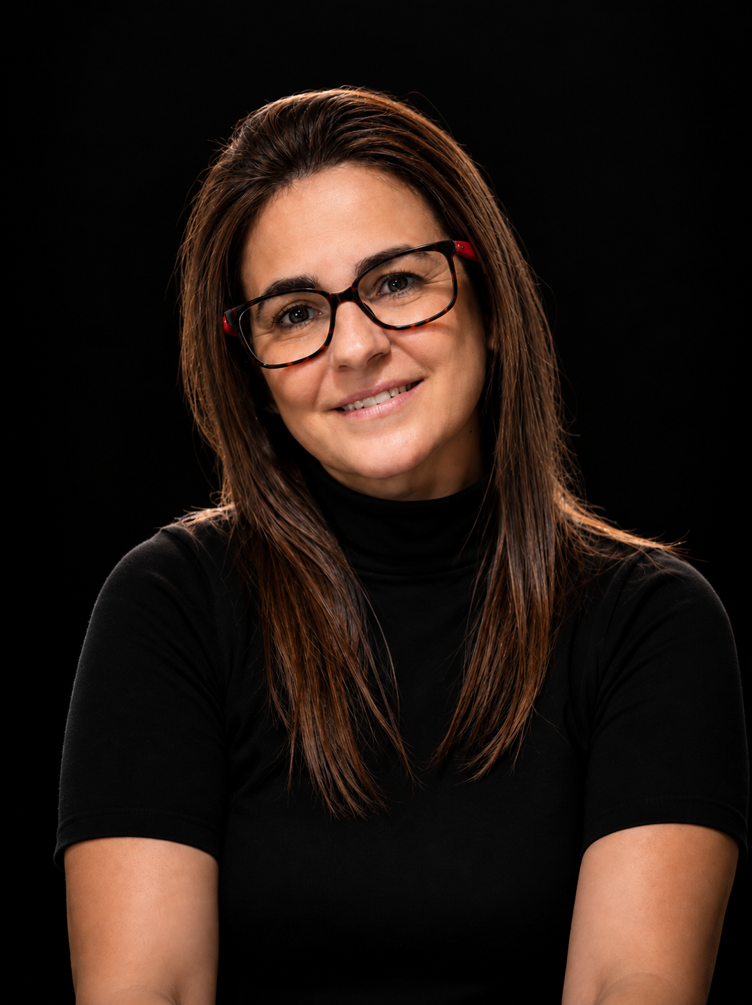 Retrato profissional em fundo preto.png