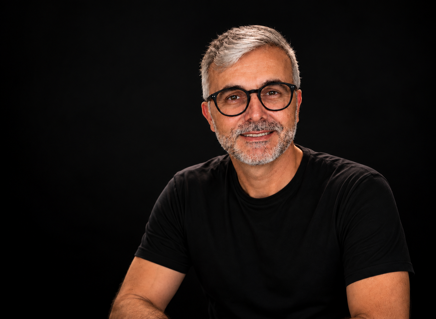 Retrato profissional masculino em fundo escuro.png