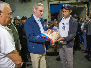 Presidente Abinader supervisa empaque alimentos entregarán a afectados por tormenta