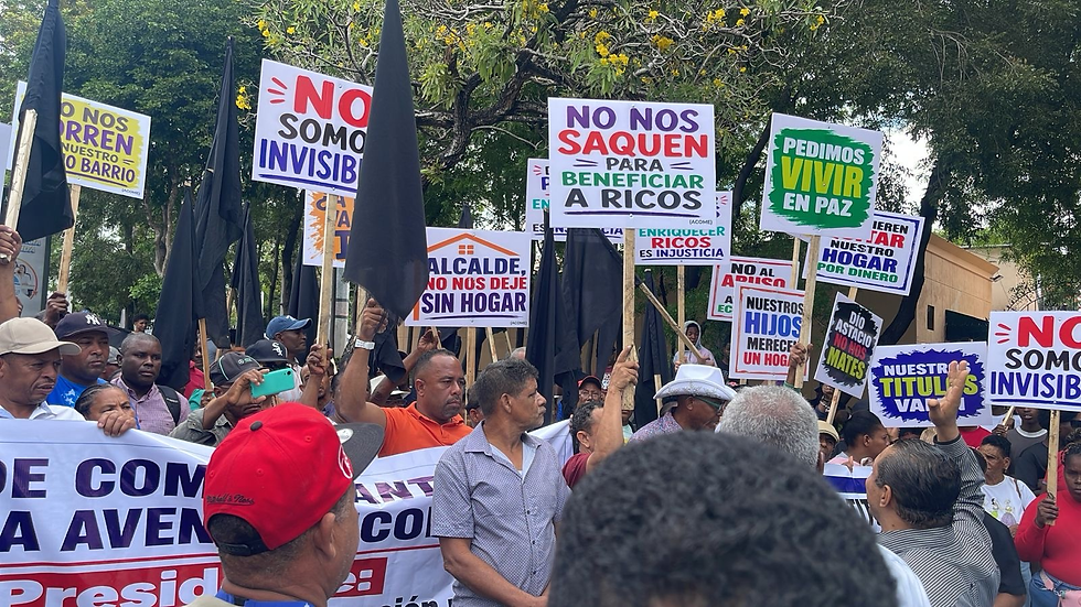 Comerciantes y comunitarios protestan frente al Palacio Nacional por presunto desalojo en Santo Domingo Este