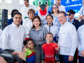 Santo Domingo. – La vicepresidenta Raquel Peña y el ministro de Vivienda, Hábitat y Edificaciones, Víctor Ito Bisonó, encabezaron este jueves la inauguración de la remodelación total del Pabellón de Gimnasia del Parque del Este, como parte de los preparativos para los Juegos Centroamericanos y del Caribe Santo Domingo 2026.  La obra forma parte del plan de adecuación de infraestructuras deportivas que busca colocar al país en condiciones óptimas para albergar el evento regional. Según explicó Bisonó, los trabajos avanzan conforme a lo planificado, garantizando instalaciones funcionales y con estándares internacionales.  El funcionario subrayó además que, tras la entrega, corresponde a las entidades deportivas y a los propios atletas preservar estas instalaciones para asegurar su durabilidad como legado para futuras generaciones.  En ese mismo orden, el ministro de Deportes, Kelvin Cruz, aseguró que el pabellón cumple con todas las exigencias técnicas y destacó el ritmo de ejecución de 