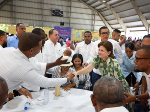 Raquel Peña celebra el Día de las Madres con más de 1,000 mujeres en Bahoruco