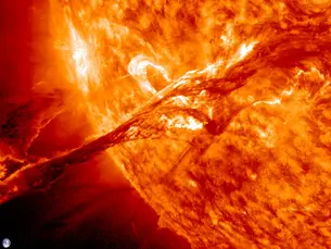 El gigante asiático lidera la producción global de energías limpias, al tiempo que moderniza su infraestructura para reducir costos e impactos ambientales.