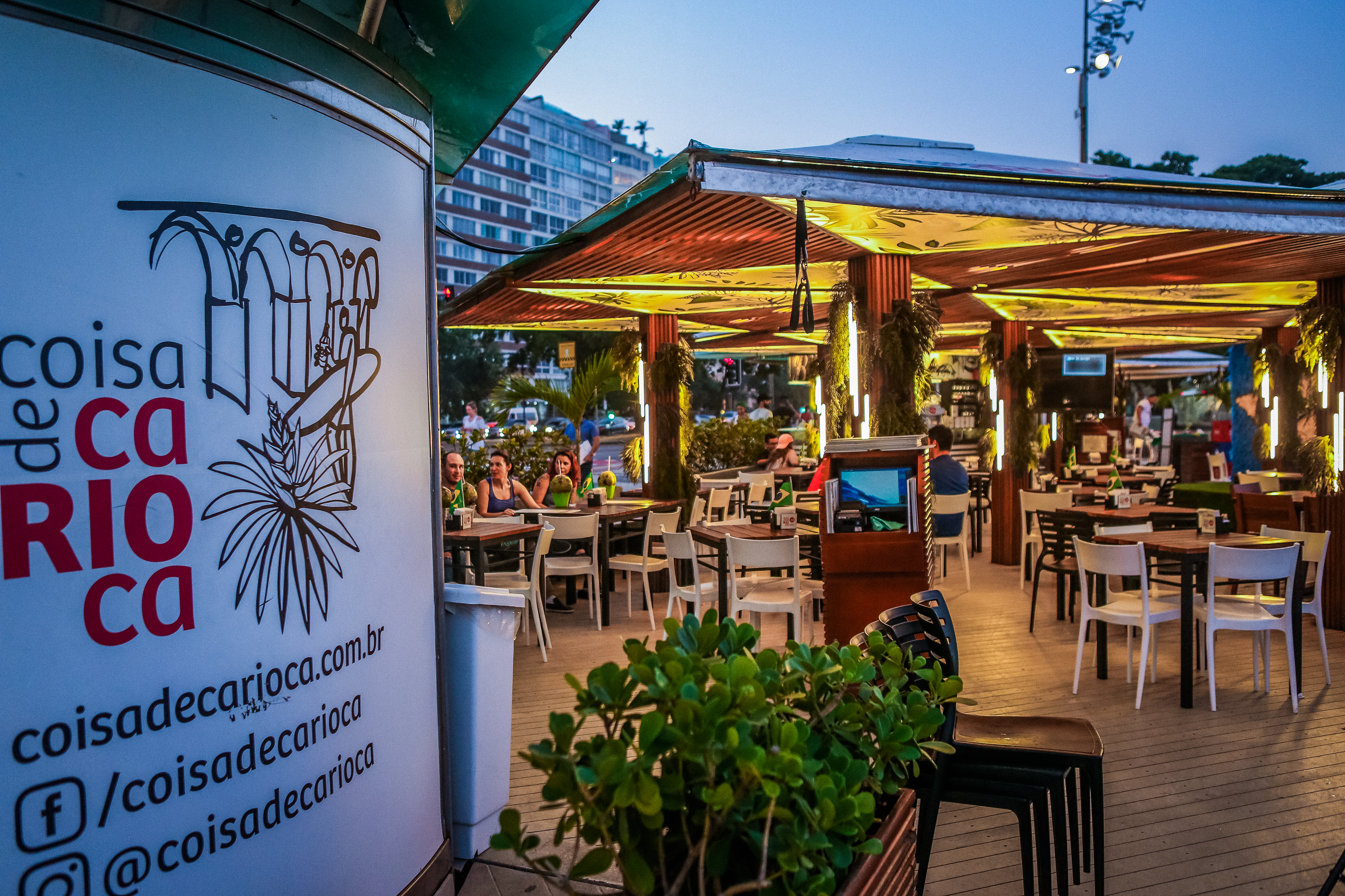 Atmosphere at Coisa de Carioca beach kiosk in Copacabana