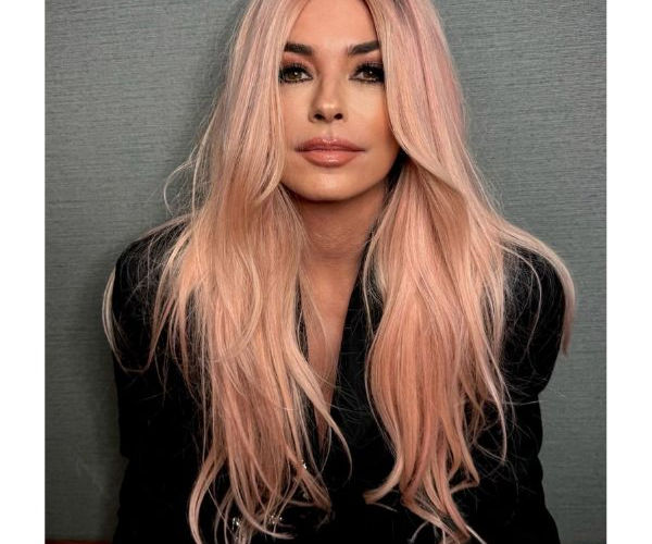 celebrity Shania Twain with long pink hair