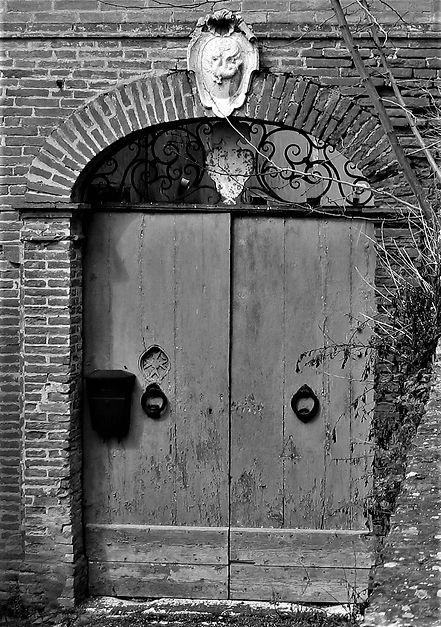 Monterongriffoli - Villa Gates and Lost Coat of Arms
