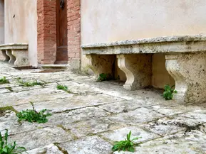 Monterongriffoli: The timelessly ancient design of two travertine benches outside the Fattoria