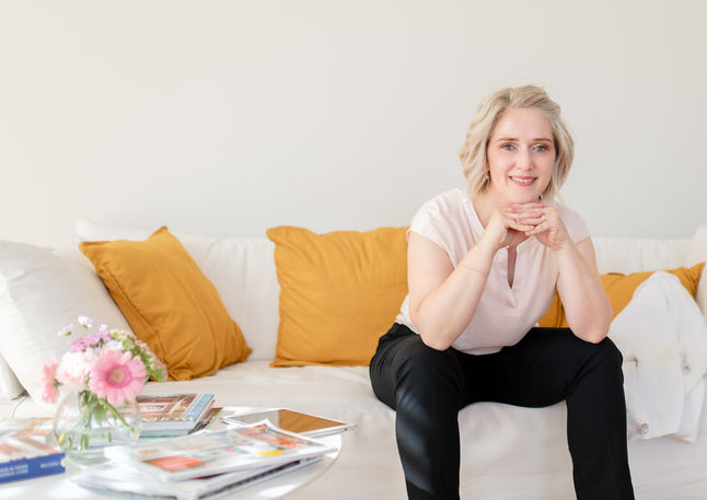 Personal Branding Fotografie Hamburg Daniela auf dem Sofa