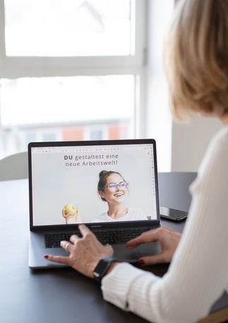 Businessfoto am Laptop