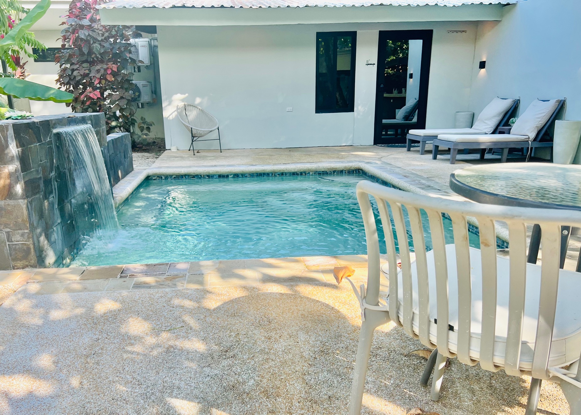 Sueño Mono pool and shaded courtyard