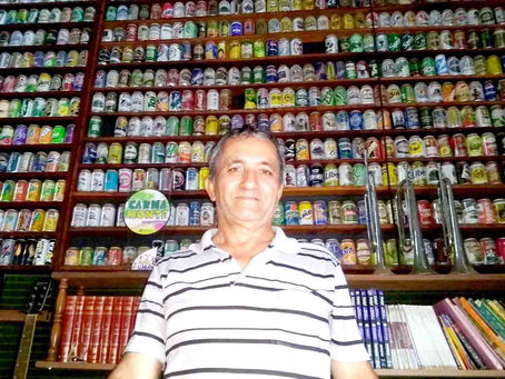 Chaveiro tem a maior coleção de latas de cerveja e refrigerante da região