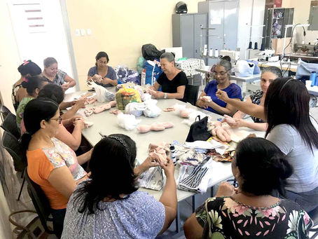 Bonequeiras voluntárias confeccionam o Natal da meninas