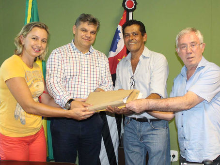 João Célio entrega 470 currículos para obras da rodovia Feliciano Sales Cunha
