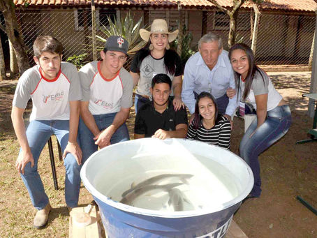 Escola Agrícola difunde conhecimento de suas atividades em Dia de Campo