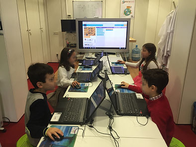 Niños aprendidendo a programando en Scratch