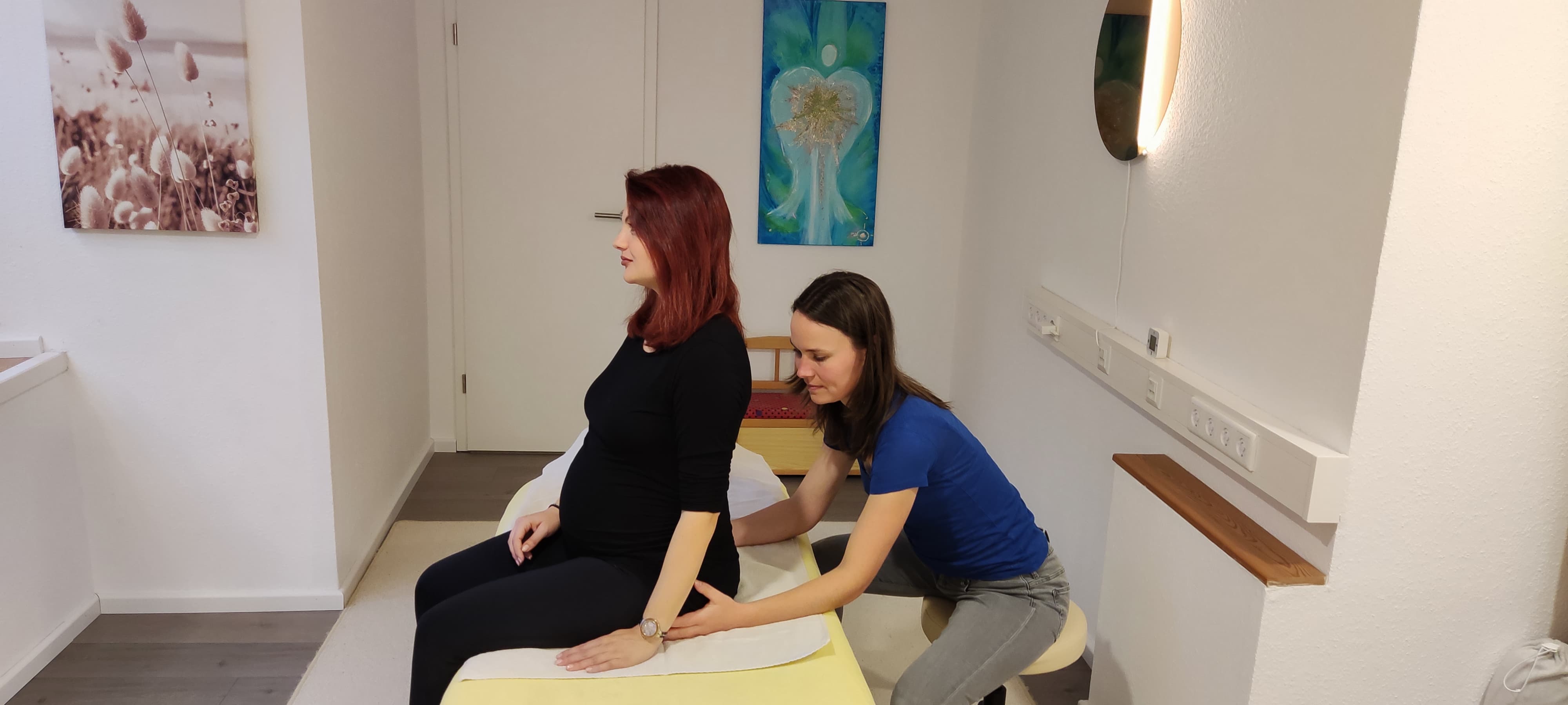 Osteopathiebehandlung-Schwangere_LauraHolzapfel_Praxis2