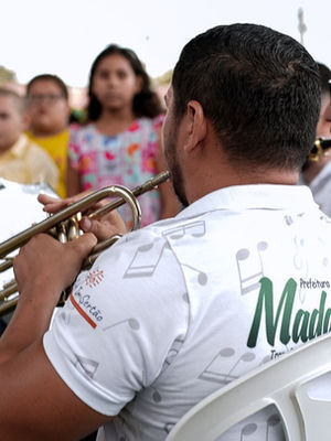 tocando um instrumento