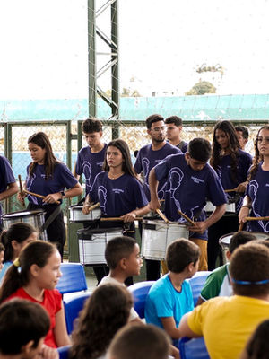 tocando um instrumento