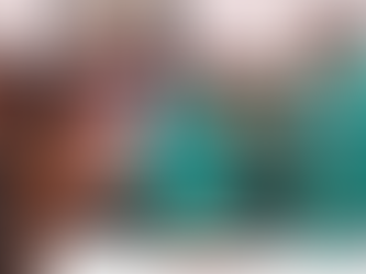 Romo Vinsensius Rosihan Arifin, Pr memberikan kue HUT Imamat kepada ibunda tercinta