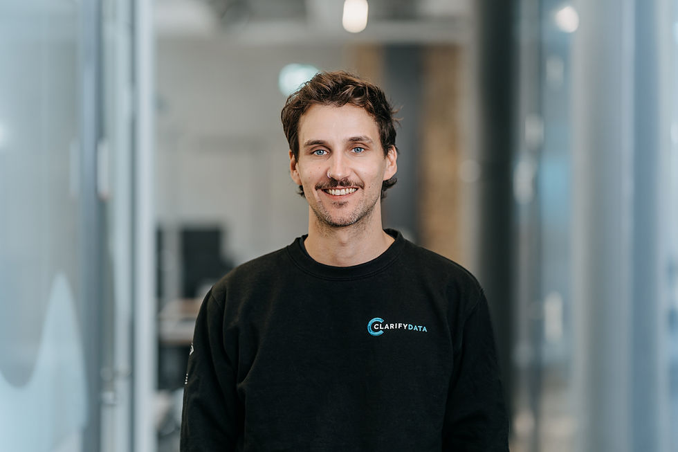 Ein Mann blickt lächelnd Richtung Kamera