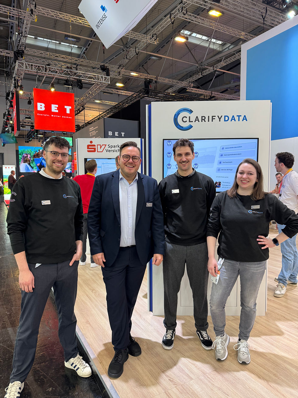 Die Crew des clarifydata E-world Stands vor dem Stand