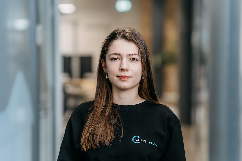 Portraitfoto von Frau die lächelt