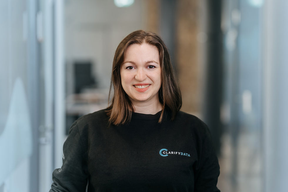 Eine Frau blickt lächelnd Richtung Kamera