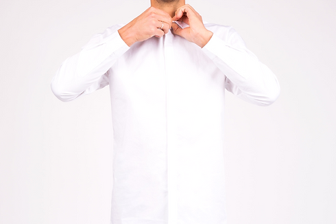 Expert comptable qui ferme le col de sa chemise blanche