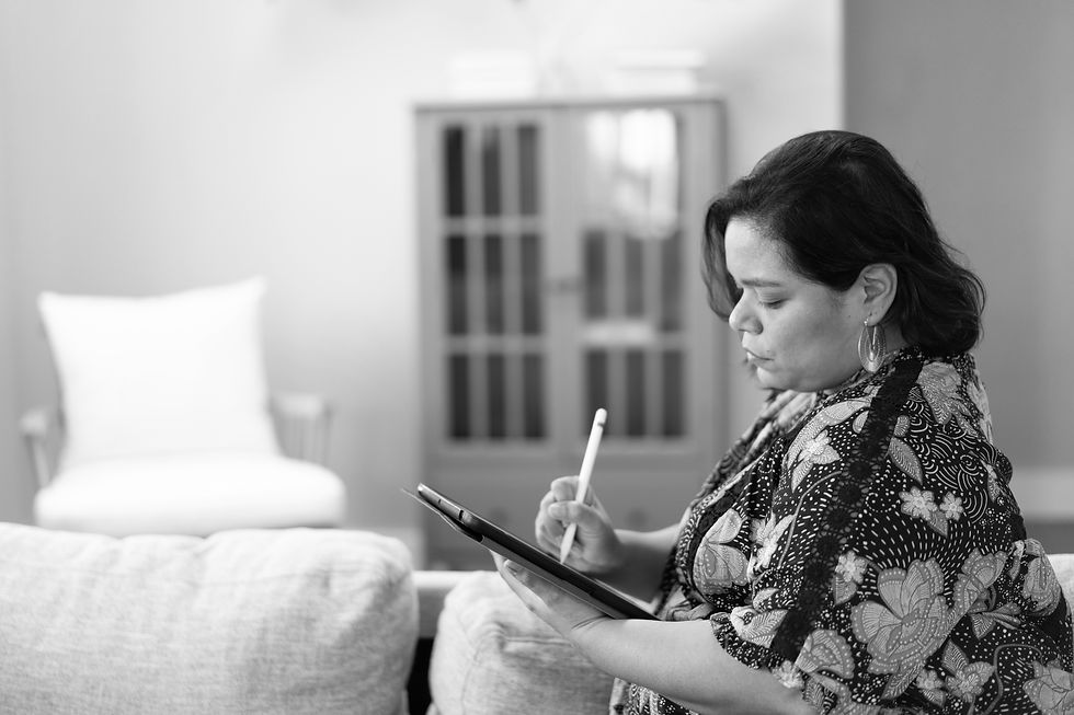 Femme utilisant une tablette