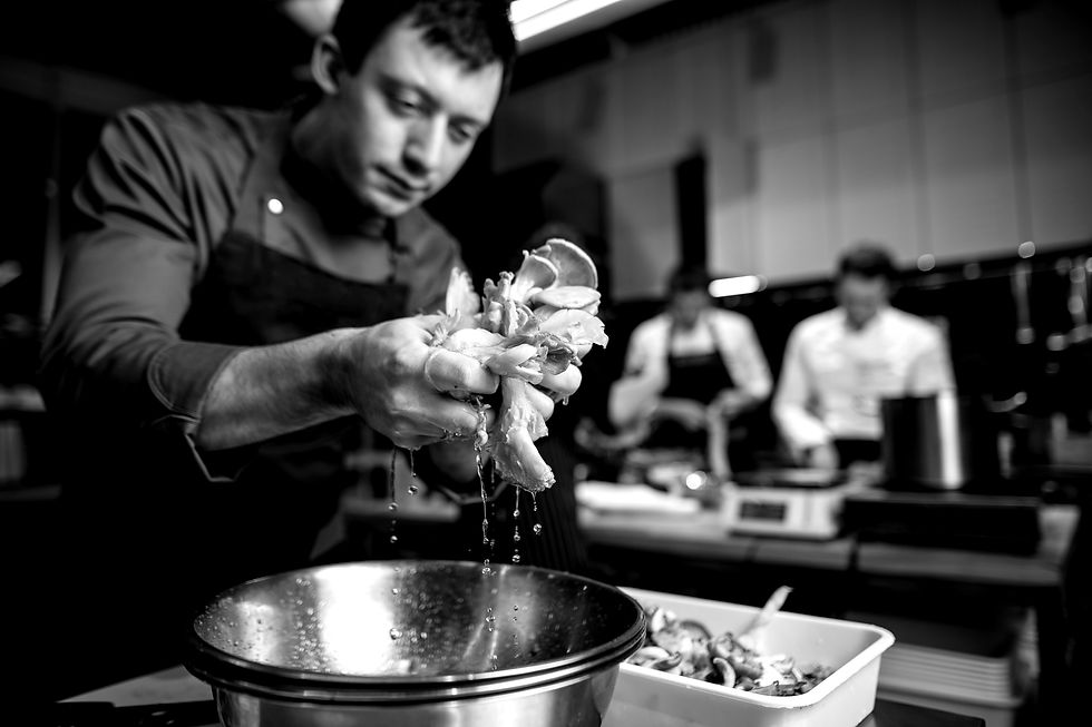 Cuisinier lavant des champignons à l'Auberge Avry-Rosé