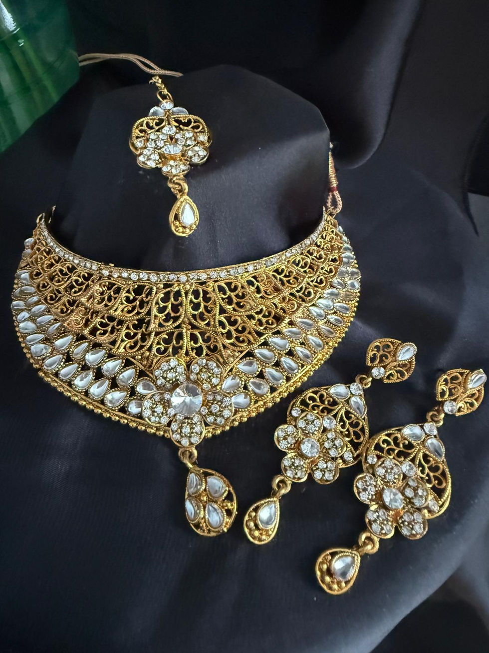 Miniature : Traditional Bridal jewelry set with Earrings and Tikka