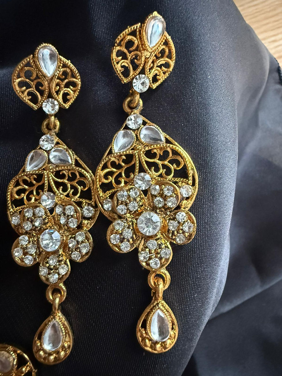 Miniature : Traditional Bridal jewelry set with Earrings and Tikka