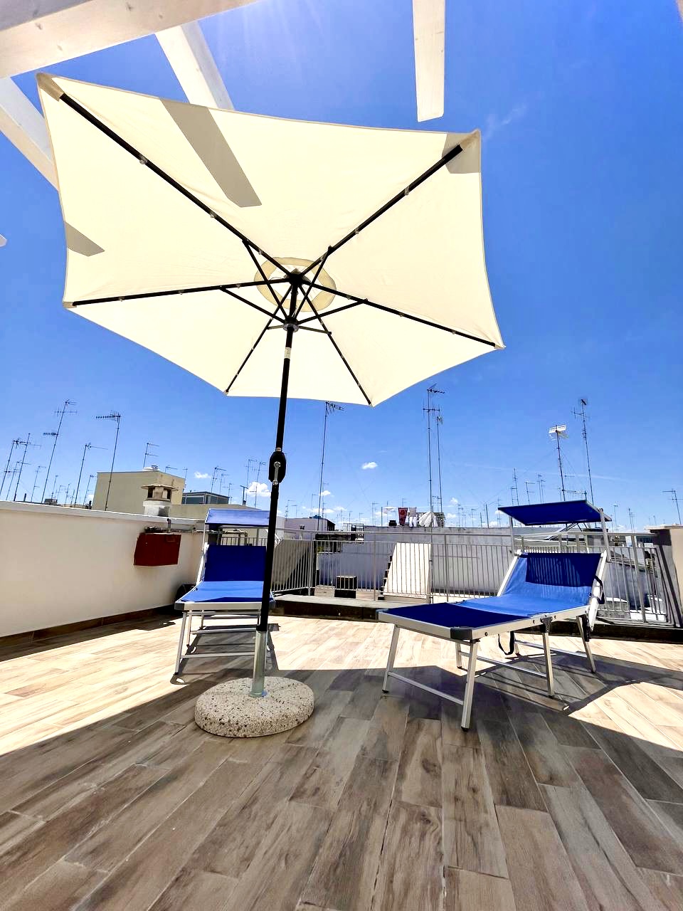 Terrazza rooftop appartamenti vacanze Mola di Bari tramonto