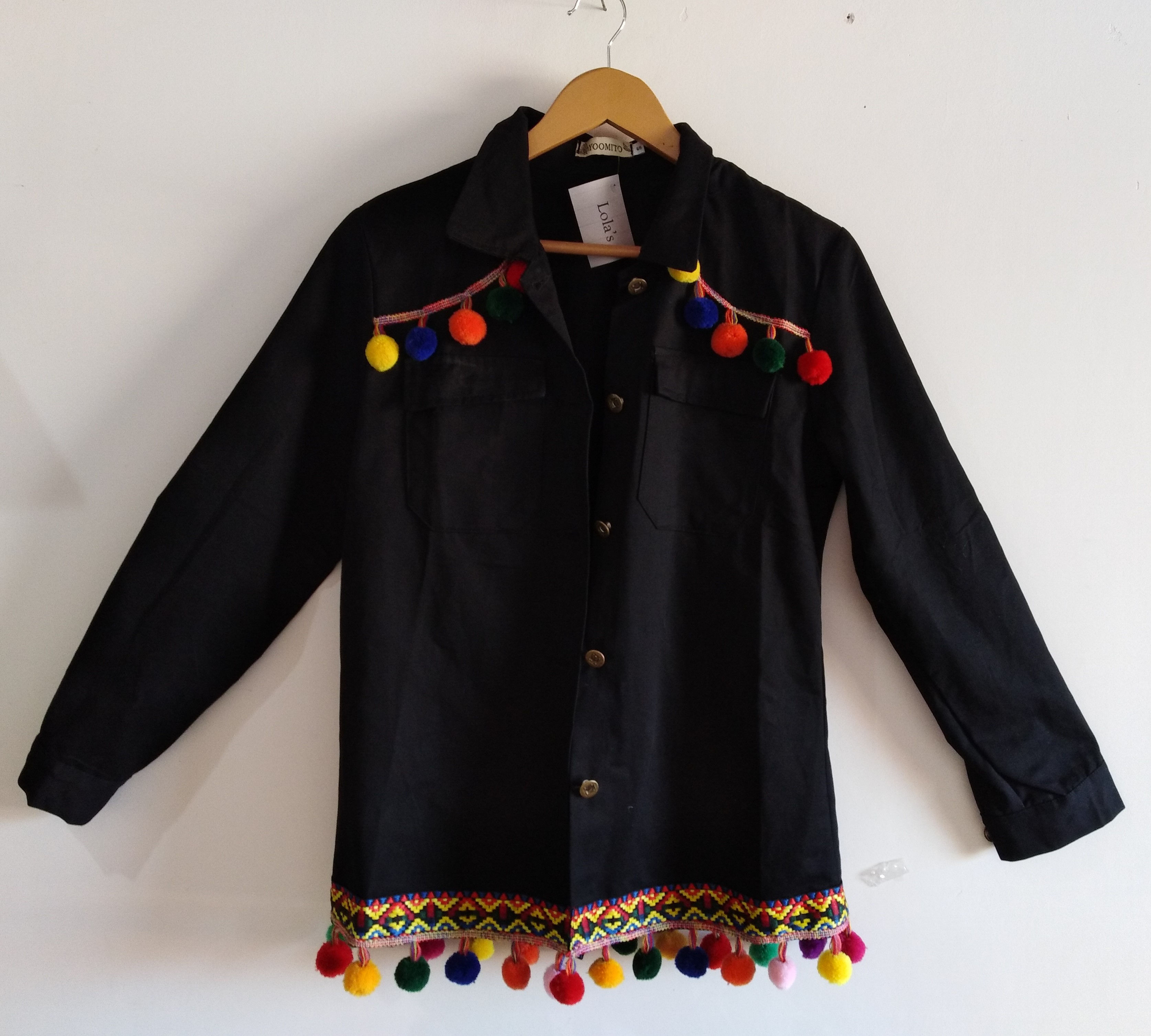 Chaqueta negra con pompones