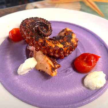 ristorante gourmet di pesce lungomare
Tataki di polpo su crema di patata viola