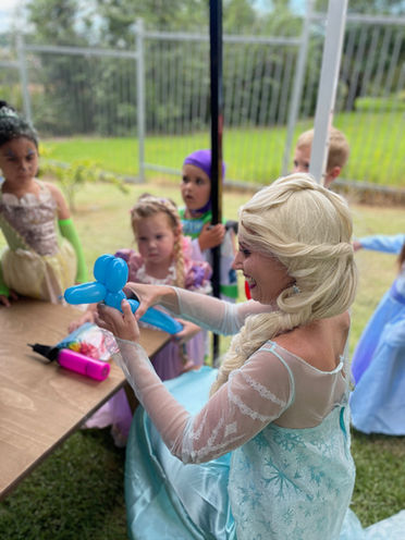 Elsa doing balloon twisting in children birthday party entertainment