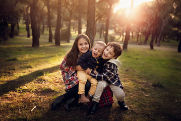 Fotografia de familia realizada en otoño en El Pinar de Navalcarbón de Las Rozas de Madrid realizada por el estudio Cynthia Trujillo Fotografia
