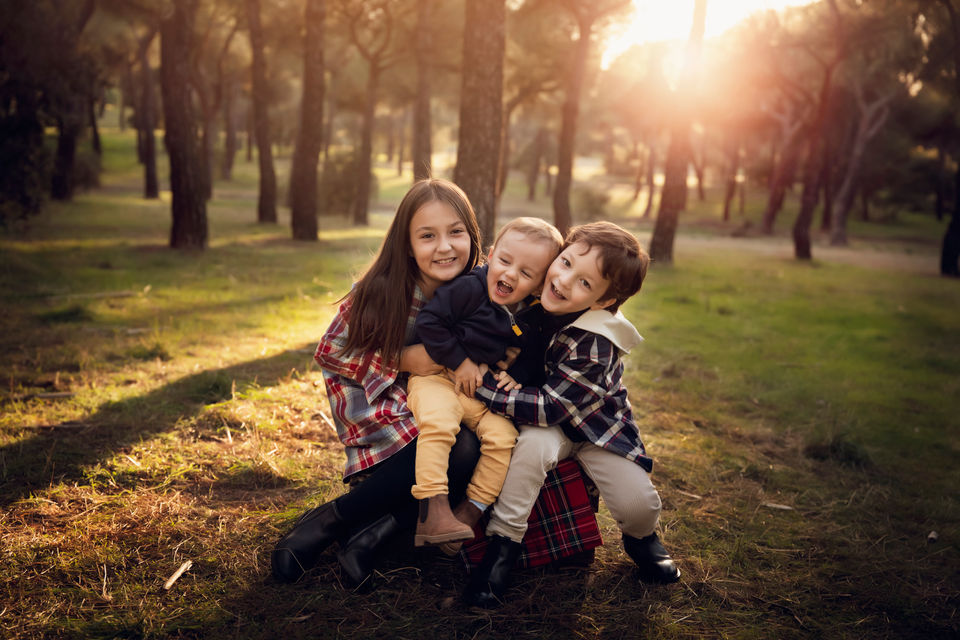 Fotografia de familia realizada en otoño en El Pinar de Navalcarbón de Las Rozas de Madrid realizada por el estudio Cynthia Trujillo Fotografia