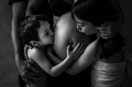 sesiones de embarazo, pre mamá o maternidad realizadas con hermanos en el estudio de Las Rozas de Cynthia Trujillo