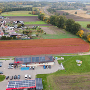 Panorama działki w otoczeniu zieleni i zabudowy podmiejskiej