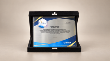 Placa de reconhecimento profissional personalizada em estojo preto com texto e logotipos.
