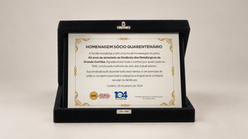 Placa de homenagem personalizada por tempo de empresa em estojo preto.