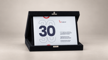 Placa comemorativa personalizada de 30 anos em estojo preto.